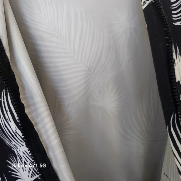 Hurley Womens Full Zip Long Sleeve Hooded Black White Floral Rashguard Sz S - Picture 16 of 16